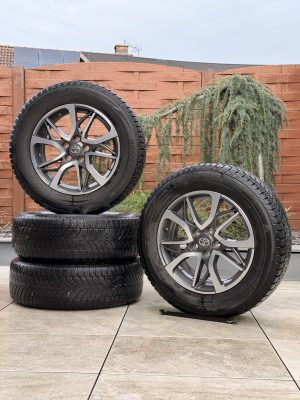 Original 17" Toyota RAV 4 Jantes et Pneus M7
