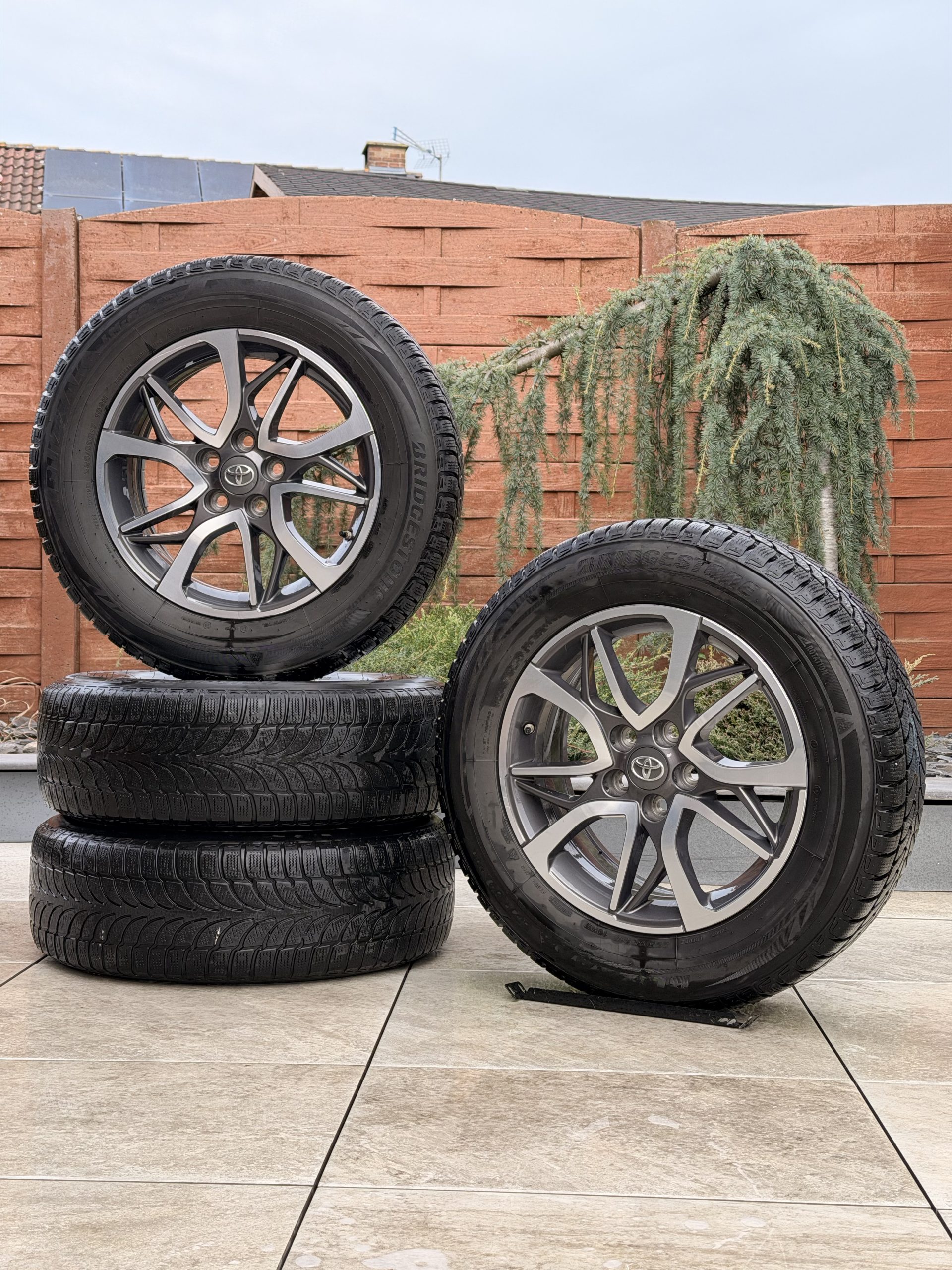 Original 17" Toyota RAV 4 Jantes et Pneus M7